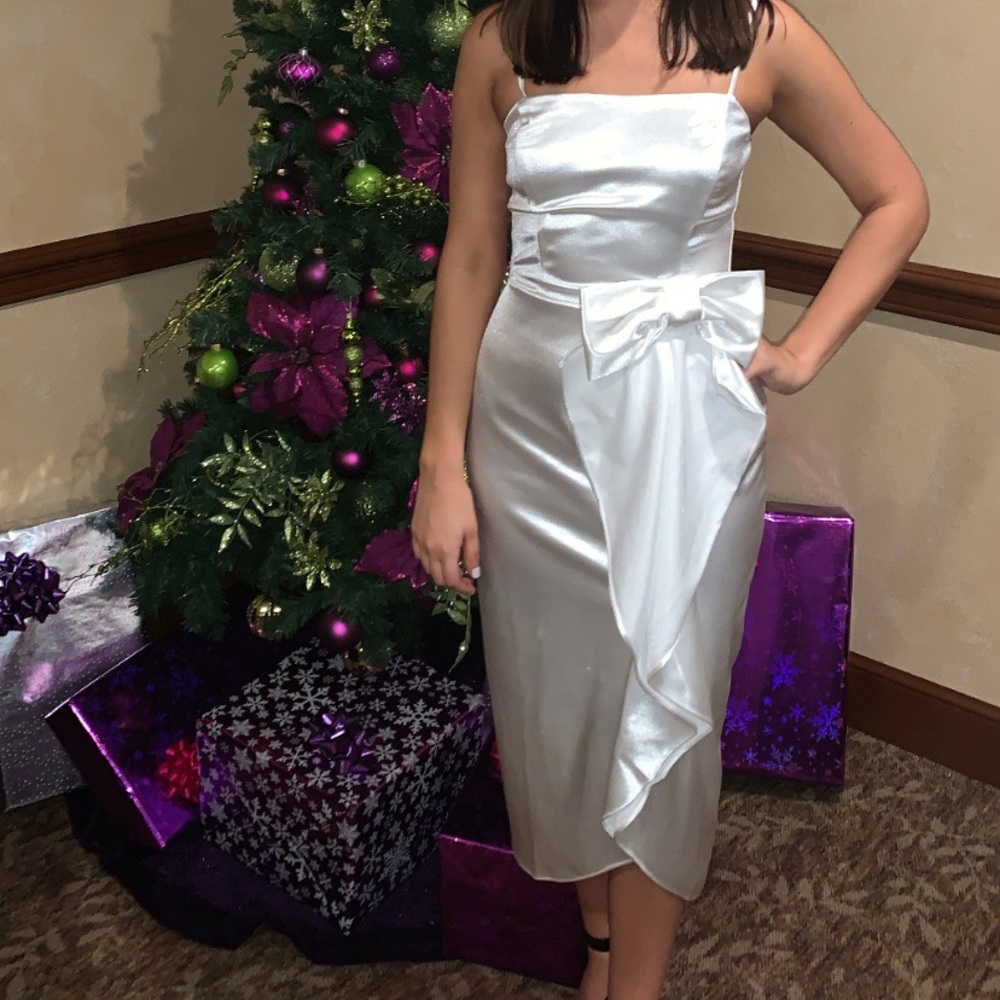 Lulu’s white satin dress